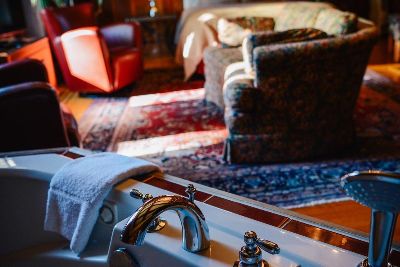 Dashwood Manor Seaside Bed & Breakfast Victoria
