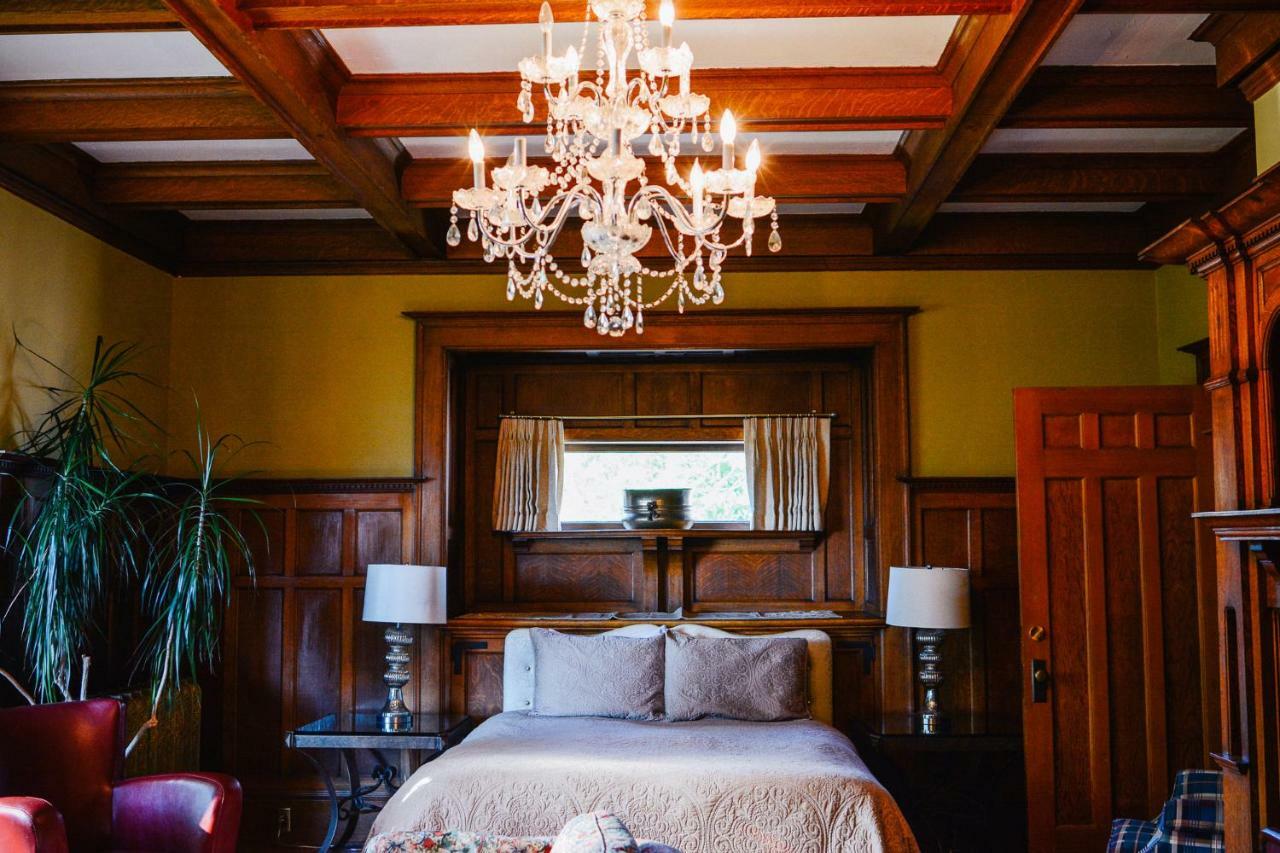 Dashwood Manor Seaside Bed & Breakfast Victoria