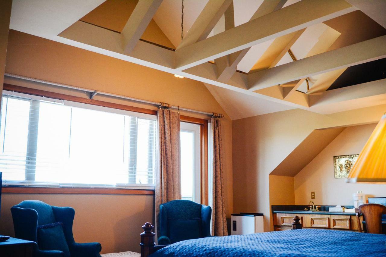 Dashwood Manor Seaside Bed & Breakfast Bed & Breakfast